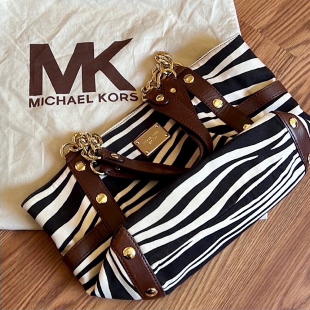 MICHAEL KORS GIRAFFE PRINT HANDBAG TOTE BLACK WHITE BROWN W/ GOLD CHAIN STRAPS - Picture 2 of 16